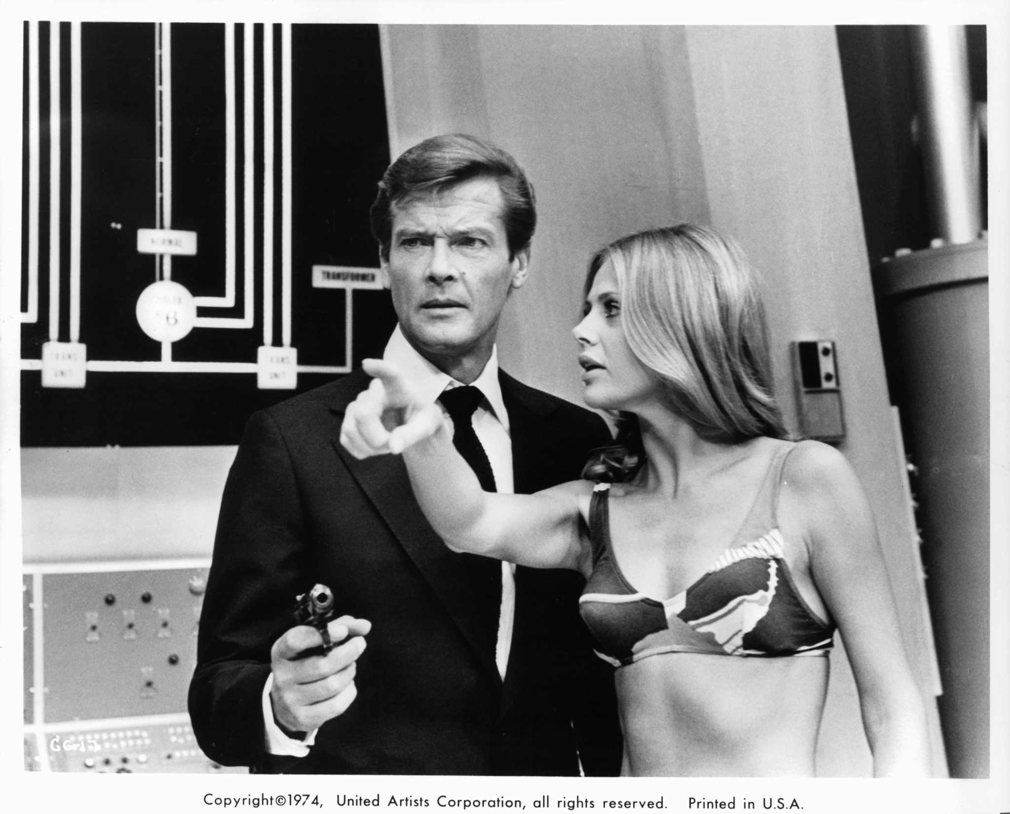 The Man With The Golden Gun (james Bond 007)